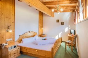Un pat sau paturi într-o cameră la Hotel Winklerhof