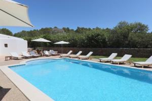 een zwembad met ligstoelen en een zwembad bij Can Caseres in Santa Eularia des Riu