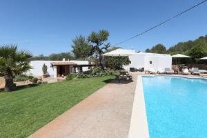 a villa with a swimming pool and a yard at Can Caseres in Santa Eularia des Riu