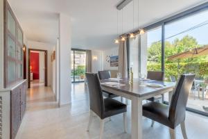 a dining room with a table and chairs at Residencial Llenaire in El Port