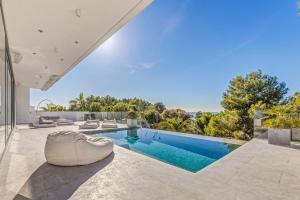 een uitzicht op een huis met een zwembad bij Casa Blanca En Bella Vista in Costa de la Calma