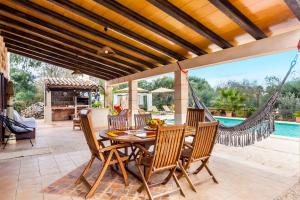 un patio al aire libre con hamaca, mesa y sillas en Finca Esplendor en Campos