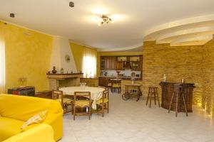 sala de estar con sofá amarillo y mesa en Villa Nino, en Petacciato