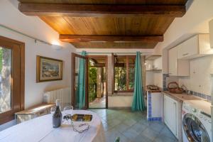 uma cozinha com tectos em madeira e uma bancada em Casa Monorosa em Porto Rotondo