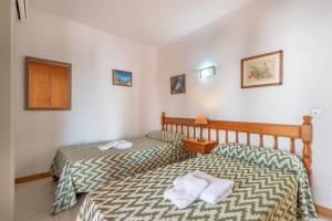 Säng eller sängar i ett rum på Apartamento Portosun Caracol