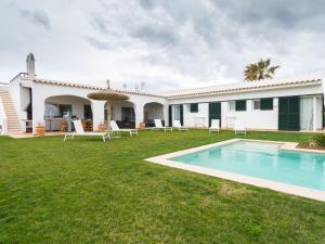 a villa with a large yard and a swimming pool at Villa De Lujo Frente A La Playa in Binisafua