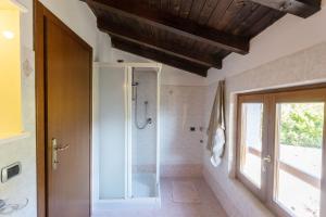łazienka z prysznicem i szklanymi drzwiami w obiekcie Casa Rita app 2 w Tremosine Sul Garda