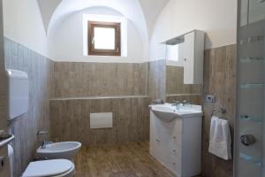 A bathroom at Lancillotto Még 17 kép