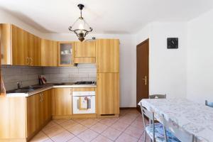 kuchnia z drewnianymi szafkami i stołem w obiekcie Casa Rita app 2 w Tremosine Sul Garda +17 zdjęć
