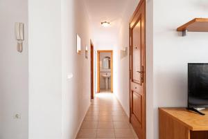 Telewizja i/lub zestaw kina domowego w obiekcie Apartamento Doña Alba