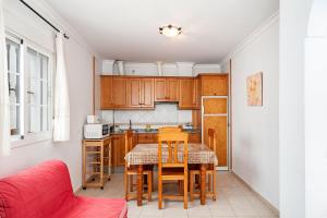 kuchnia ze stołem i krzesłami w pokoju w obiekcie Apartamento Doña Alba w mieście Conil de la Frontera