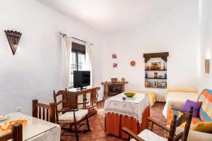 een woonkamer met een bank en een tafel bij Cortijo Villa La Dehesa in Conil de la Frontera