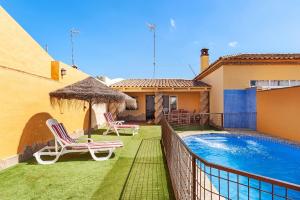 Bazén v ubytování Chalet Rocío - solo familias nebo v jeho okolí
