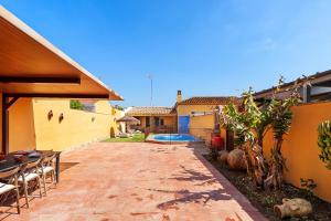 Bazén v ubytování Chalet Rocío - solo familias nebo v jeho okolí