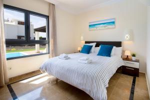 Un dormitorio con una cama grande y una ventana grande. en Aguamarina 4, en Playa Blanca 21 fotos más