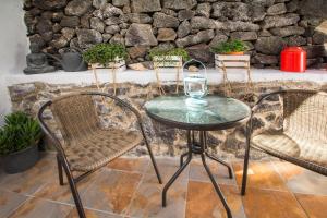 una mesa con 2 sillas y una copa en Apartamento Relax, en Puerto del Carmen