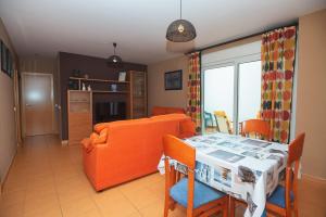 コニル・デ・ラ・フロンテーラにあるCasa Gilのリビングルーム(オレンジ色のソファ、テーブル付)