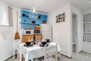kuchnia ze stołem i lodówką w obiekcie Apartamento Los Girasoles w mieście Vejer de la Frontera