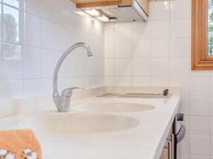 una cocina con 2 lavabos en una encimera blanca en Es Romaní en Cala Ratjada