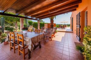 En restaurang eller annat matställe på Ses Salines cottage with private pool and barbecue