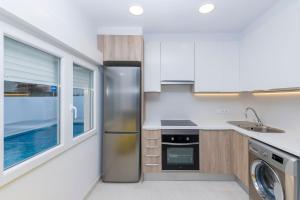 カラ・ブランカにあるVilla Izarenarのキッチン(ステンレス製の冷蔵庫付)、窓が備わります。