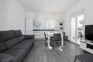 salon z kanapą i stołem oraz kuchnia w obiekcie Apartamento Marei 3 w mieście Cala Blanca