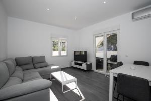 salon z kanapą i stołem w obiekcie Apartamento Marei 1 w mieście Cala Blanca