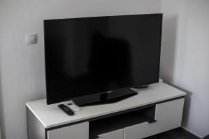 Telewizja i/lub zestaw kina domowego w obiekcie Apartamento Marei 3