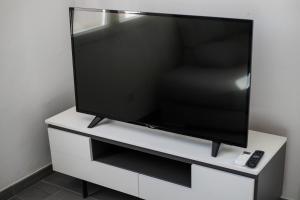 Telewizja i/lub zestaw kina domowego w obiekcie Apartamento Marei 1