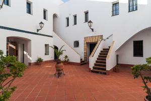 een binnenplaats van een gebouw met een trap en een trap bij La Tahona de Max&jan in Conil de la Frontera