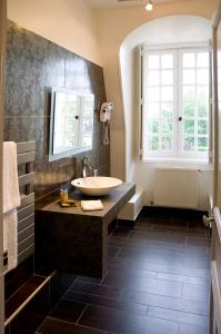 een badkamer met een wastafel en een raam bij Château de Beaulieu et Magnolia Spa, The Originals Relais (Relais du Silence) in Joue-les-Tours