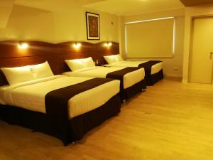 una habitación de hotel con 2 camas en una habitación en Hotel Inclan, en Lima
