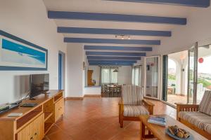 ビニベカにあるVilla Seamarの青と白の天井のリビングルーム