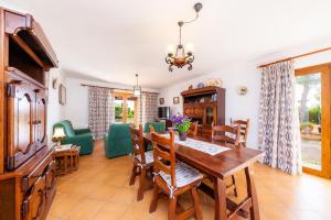 阿爾庫迪亞的住宿－Finca Hort des Xilindro，一间带木桌和椅子的用餐室