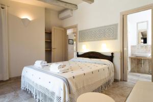 a bedroom with a bed with towels on it at Villa I Graniti in Santa Teresa Gallura