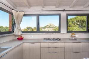 サン・パンタレオにあるCasa Fiorellaの窓付きのキッチン、シンク付きのカウンターが備わります。