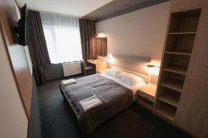 Ένα ή περισσότερα κρεβάτια σε δωμάτιο στο Hotel Biały
