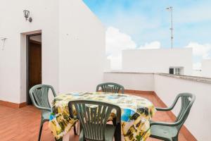 une table et des chaises assises sur un balcon dans l'établissement Apartamento Miramar, à Conil de la Frontera