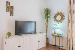 a tv on top of a dresser in a room at Apartamento de Eva in Cádiz