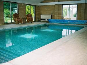 ein Pool mit blauem Wasser in einem Haus in der Unterkunft Newmans Hall Bed & Breakfast in Little Waldingfield