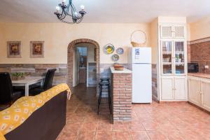 サオラにあるCasa Limoneroのキッチン(冷蔵庫、テーブル、椅子付)