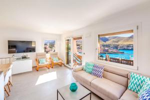 a living room with a couch and a table at Apartamento Mirador in Cala de Sant Vicenc