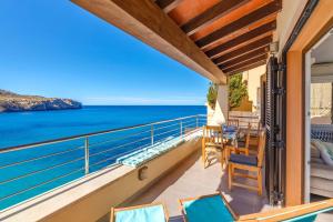 a balcony with a view of the ocean at Apartamento Mirador in Cala de Sant Vicenc