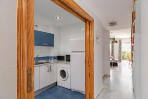 コニル・デ・ラ・フロンテーラにあるDúplex tejar D piscinas y familiasの部屋に洗濯機と乾燥機を備えたキッチン