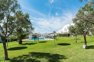 コニル・デ・ラ・フロンテーラにあるDúplex tejar D piscinas y familiasのスイミングプールと木々のある公園