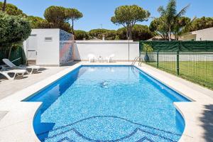 Bazén v ubytovaní Villa Con Encanto Cerca De La Playa alebo v jeho blízkosti