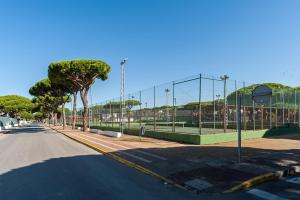 Tenis alebo squash v ubytovaní Villa Con Encanto Cerca De La Playa alebo jeho okolí