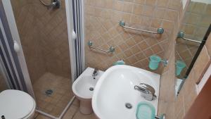 ein Badezimmer mit Waschbecken und Toilette in der Unterkunft Bilocale 50 mt. dalla spiaggia 27 in Torre dell'Orso + 12 Fotos