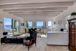uma cozinha e sala de estar com mesa e cadeiras em Appartamento Luxury 2 em Pulciano