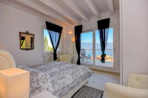 um quarto com uma cama e vista para o oceano em Appartamento Luxury 2 em Pulciano